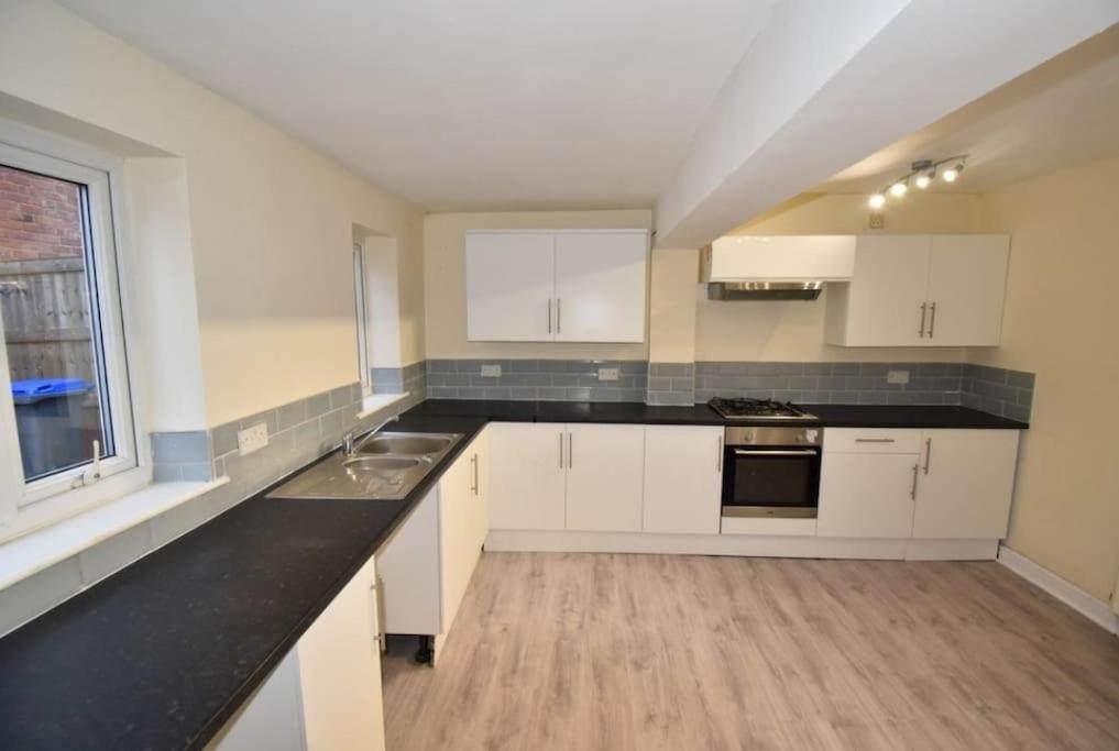 Cheerful 2-Bedroom Home With Off Street Parking Blackpool Dış mekan fotoğraf