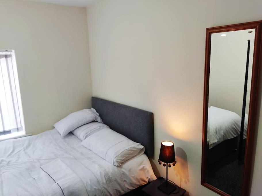 Cheerful 2-Bedroom Home With Off Street Parking Blackpool Dış mekan fotoğraf