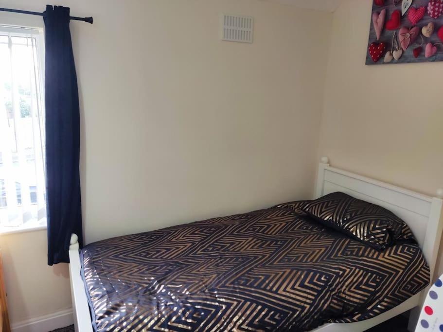 Cheerful 2-Bedroom Home With Off Street Parking Blackpool Dış mekan fotoğraf