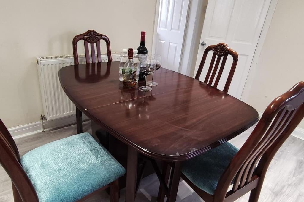 Cheerful 2-Bedroom Home With Off Street Parking Blackpool Dış mekan fotoğraf