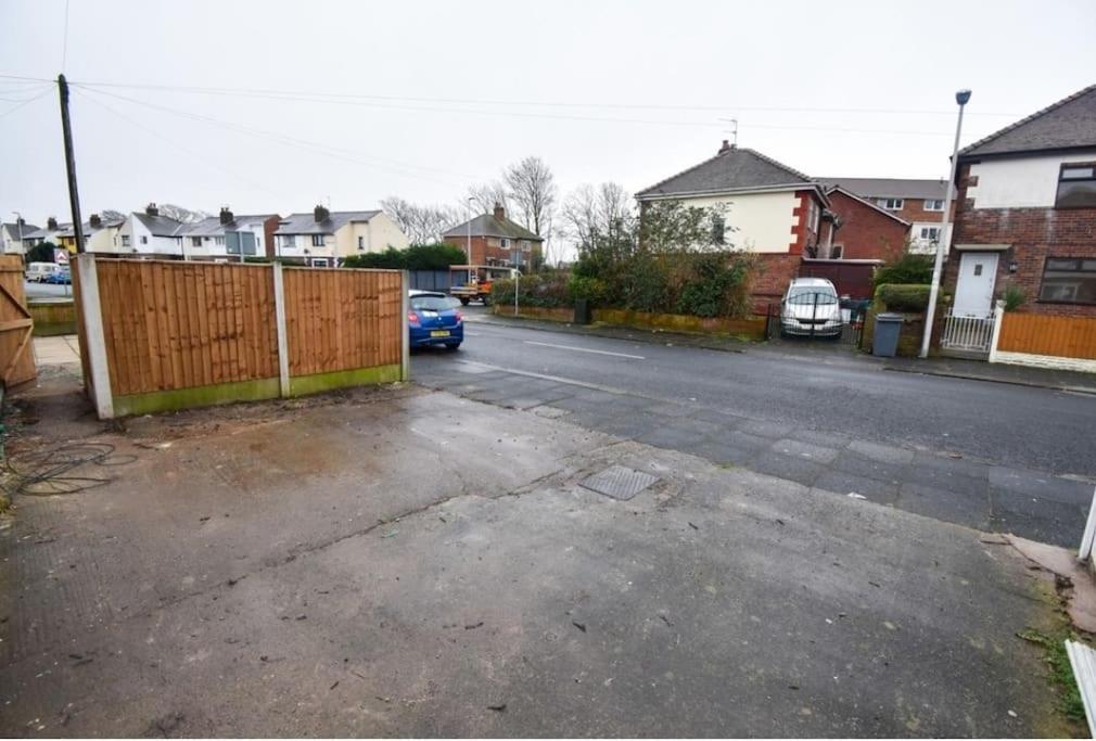 Cheerful 2-Bedroom Home With Off Street Parking Blackpool Dış mekan fotoğraf