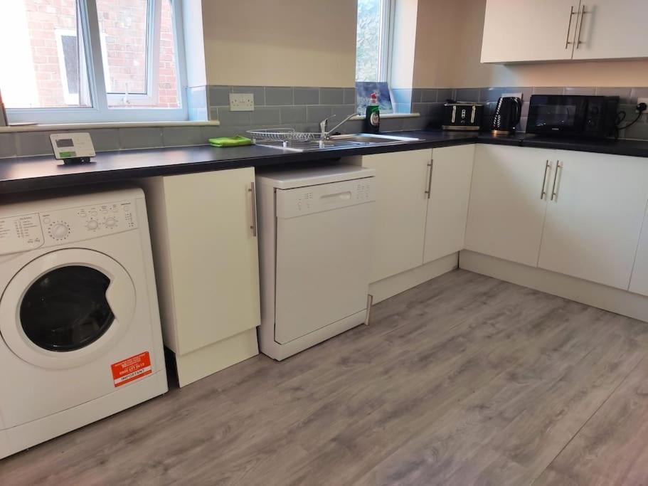 Cheerful 2-Bedroom Home With Off Street Parking Blackpool Dış mekan fotoğraf